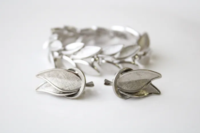 Jubilee Thrift Silver Finish Leaf Clip On Earring Bracelet Set Bracelets