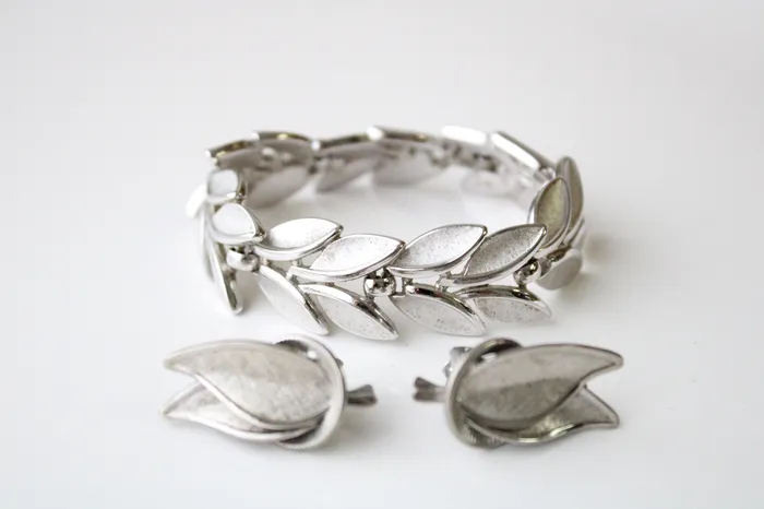 Jubilee Thrift Silver Finish Leaf Clip On Earring Bracelet Set Bracelets