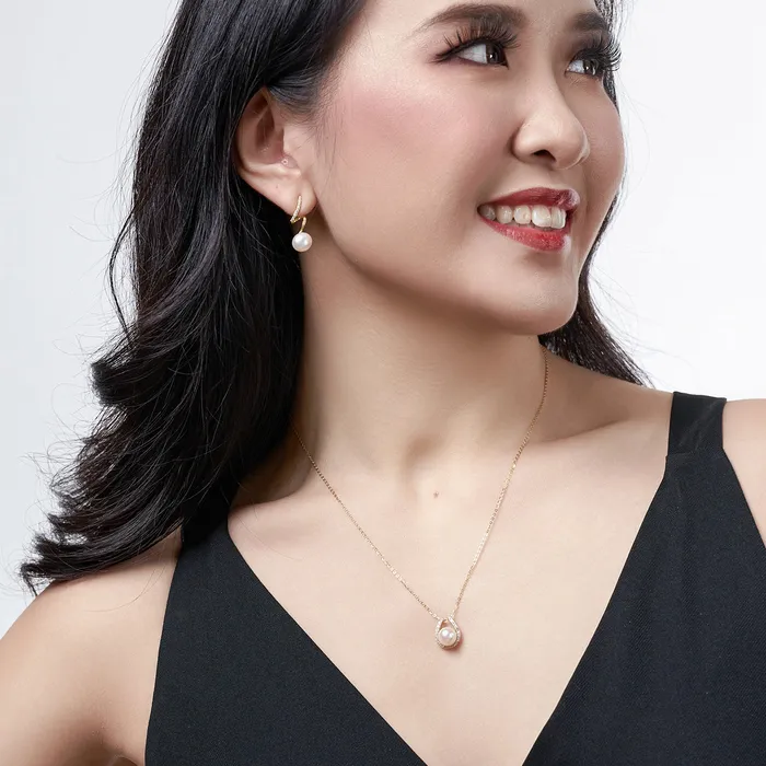 18K Solid Gold Diamond Hanadama Akoya Pearl Necklace KN00201 Pearly Lustre Necklaces