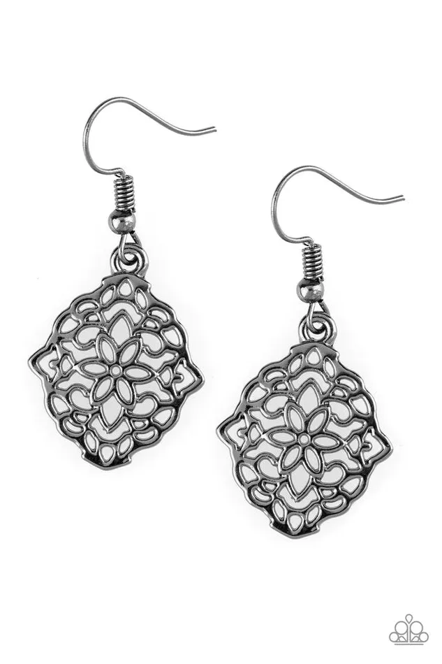 Earrings Paparazzi Jewelry Paparazzi Earring Flirty Florals Black