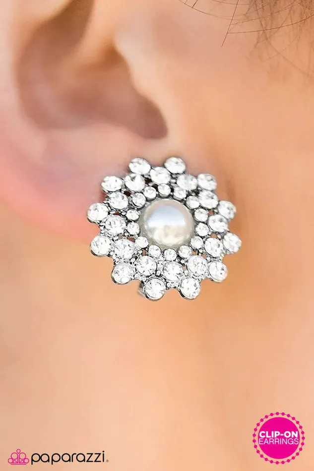 Paparazzi Earring Snow Queen White Paparazzi Jewelry Earrings