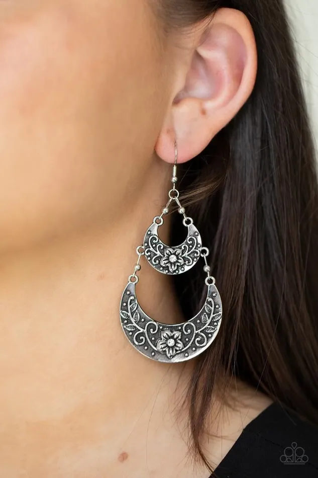 Paparazzi Earring Springtime Gardens White Paparazzi Jewelry Earrings