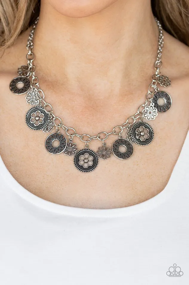 Paparazzi Jewelry Necklaces Paparazzi Necklace Meadow Masquerade Silver