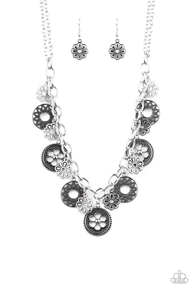 Paparazzi Jewelry Necklaces Paparazzi Necklace Meadow Masquerade Silver Paparazzi Jewelry Necklaces Paparazzi Necklace Meadow Masquerade Silver