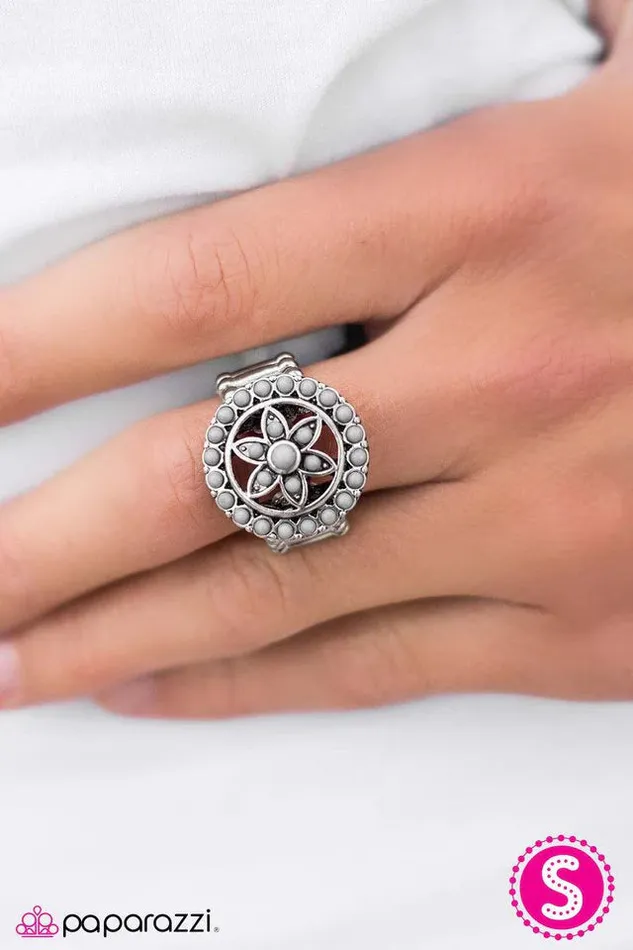 Paparazzi Ring You Drive Me DAISY Silver Paparazzi Jewelry Rings
