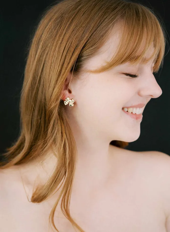 Tiny gilded bow earrings Style 2540 twigs honey Earrings